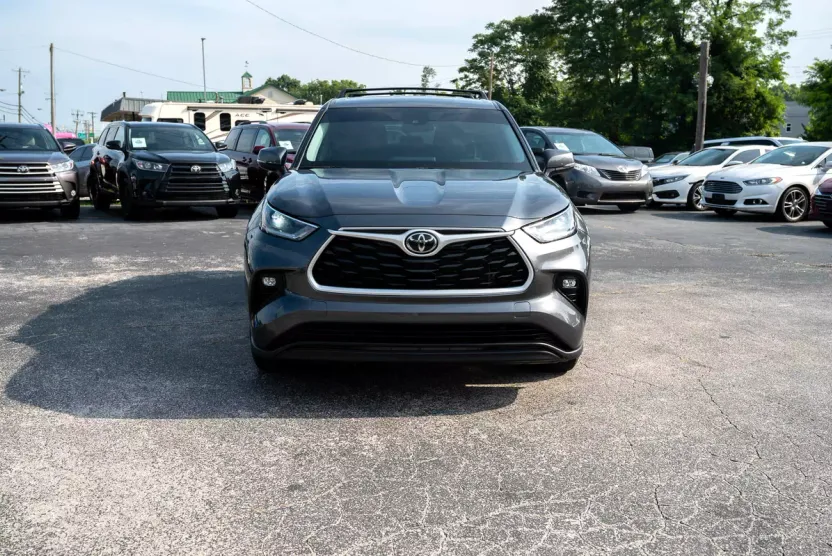 2021 Toyota Highlander LE photo 1
