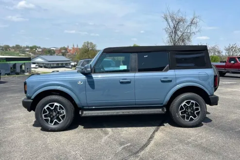2025 Ford Bronco Outer Banks photo 2