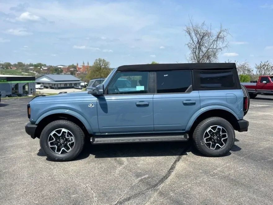 2025 Ford Bronco Outer Banks photo 2
