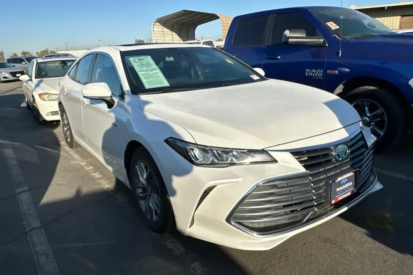 2020 Toyota Avalon Hybrid XLE photo 1