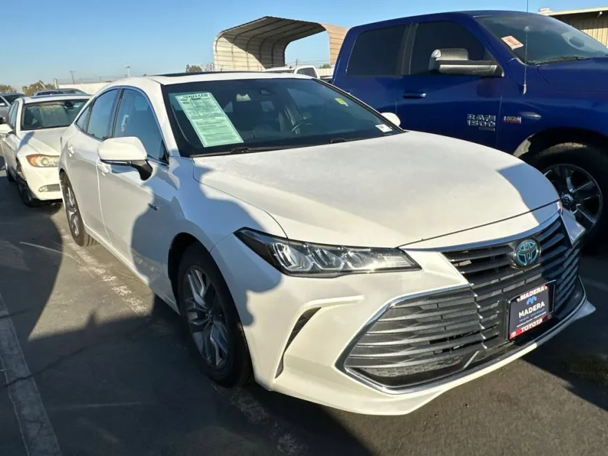 2020 Toyota Avalon Hybrid XLE photo 1