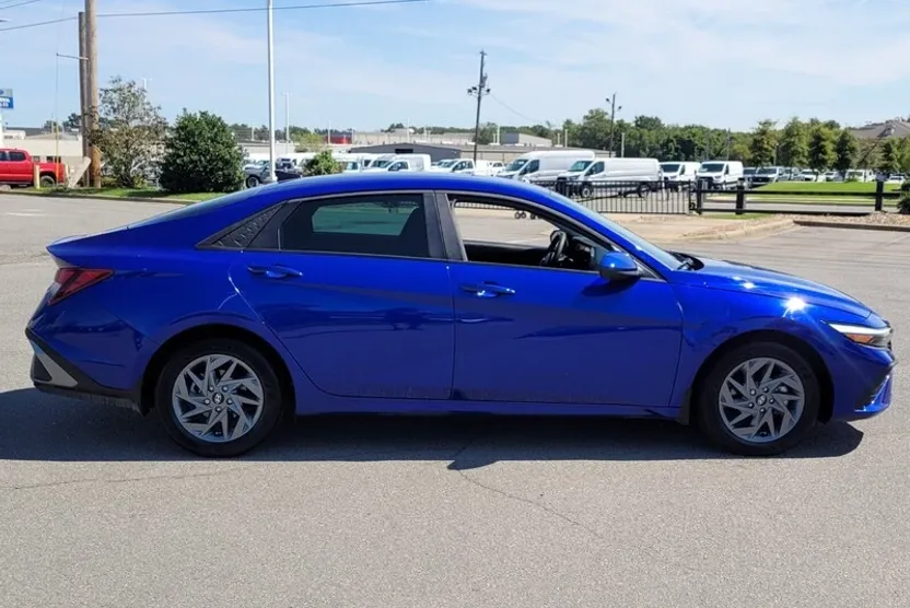 2024 Hyundai Elantra SEL photo 1