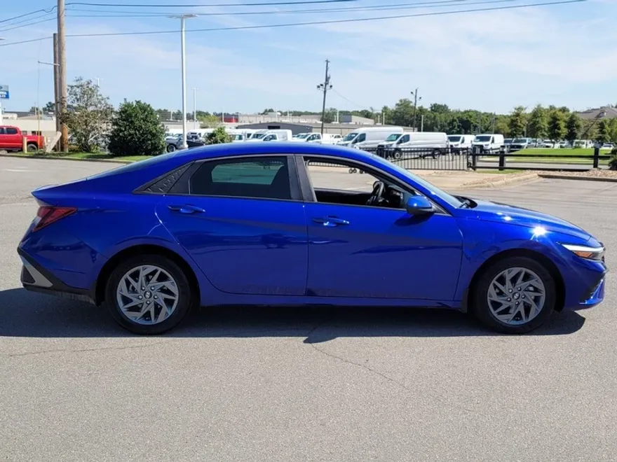 2024 Hyundai Elantra SEL photo 1