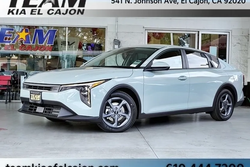 2025 Kia K4 LXS photo 1
