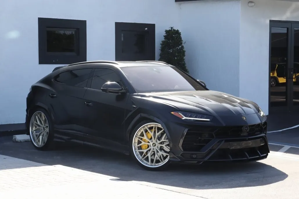 2022 Lamborghini Urus photo 1