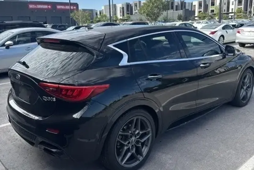 2017 Infiniti QX30 Sport photo 1