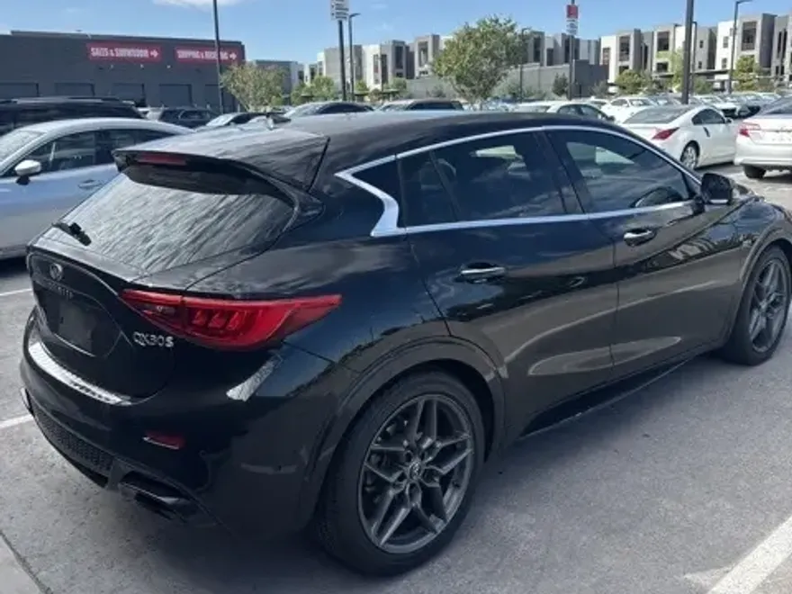 2017 Infiniti QX30 Sport photo 1