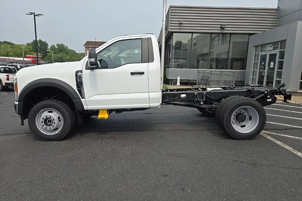2025 Ford F-550 photo 1
