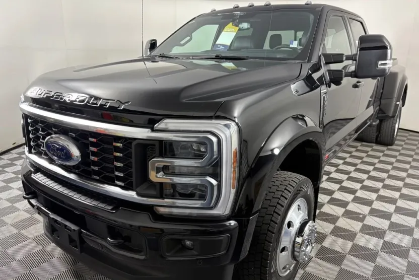 2025 Ford F-450 Platinum photo 1