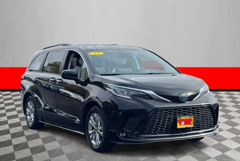 2021 Toyota Sienna XSE photo 1