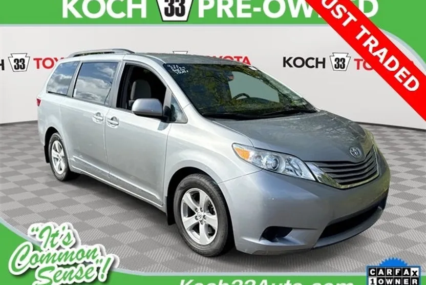 2015 Toyota Sienna LE photo 1