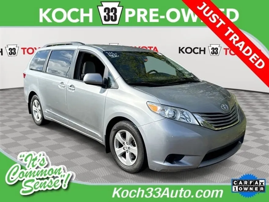 2015 Toyota Sienna LE photo 1