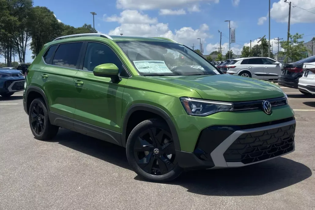 2025 Volkswagen Taos SE photo 1