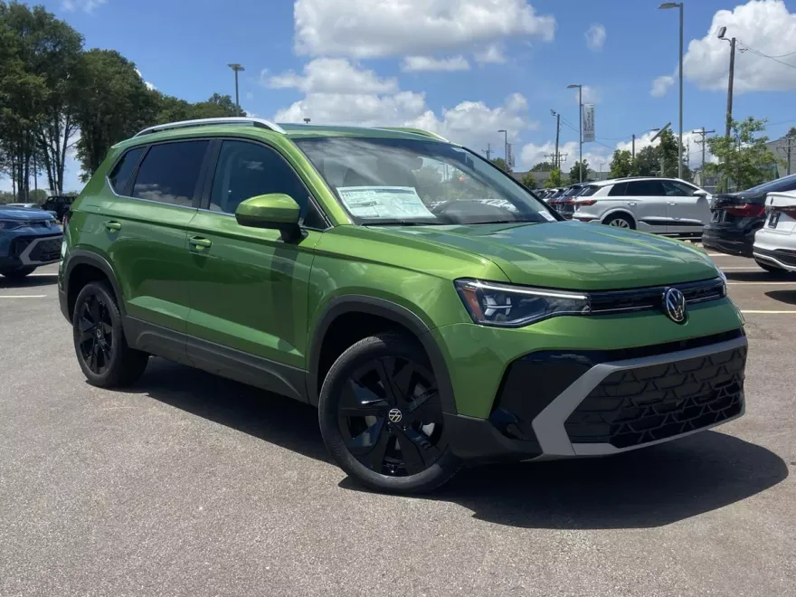 2025 Volkswagen Taos SE photo 1