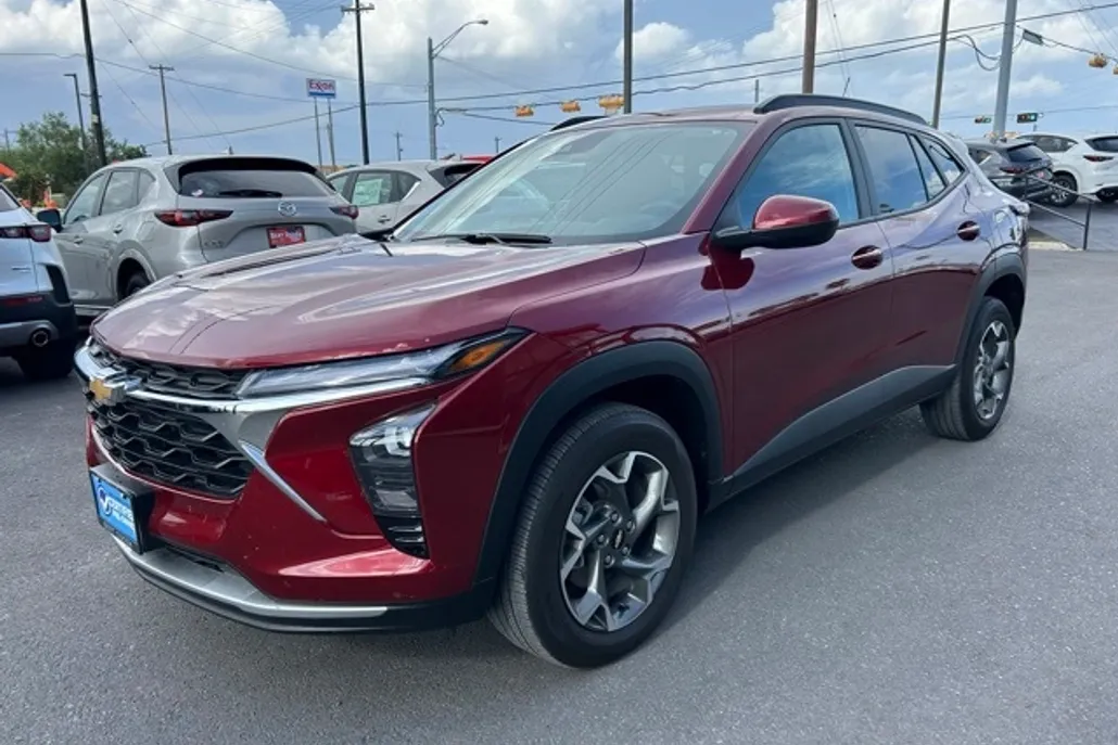 2025 Chevrolet Trax LT photo 1