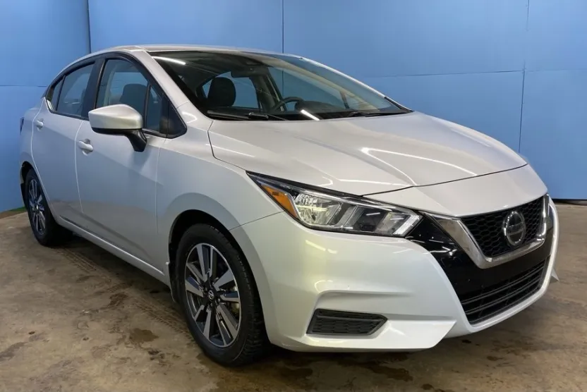 2022 Nissan Versa SV photo 1