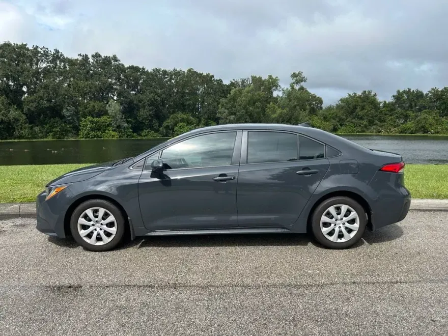 2024 Toyota Corolla LE photo 1