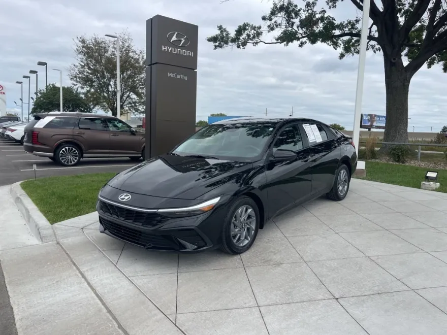 2024 Hyundai Elantra SEL photo 1