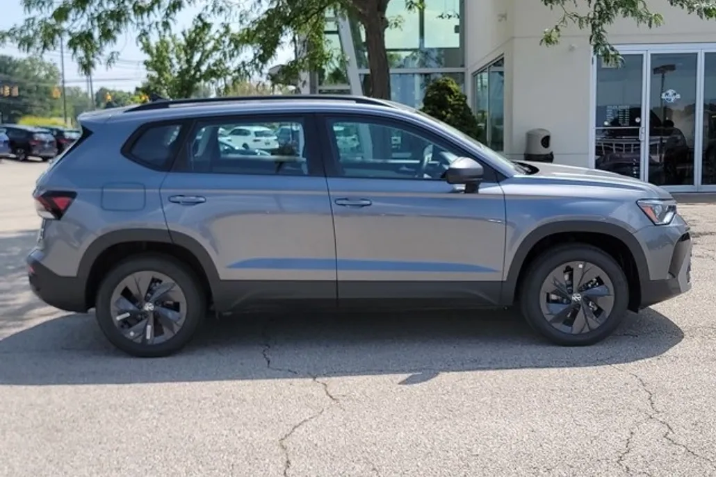 2025 Volkswagen Taos S photo 1