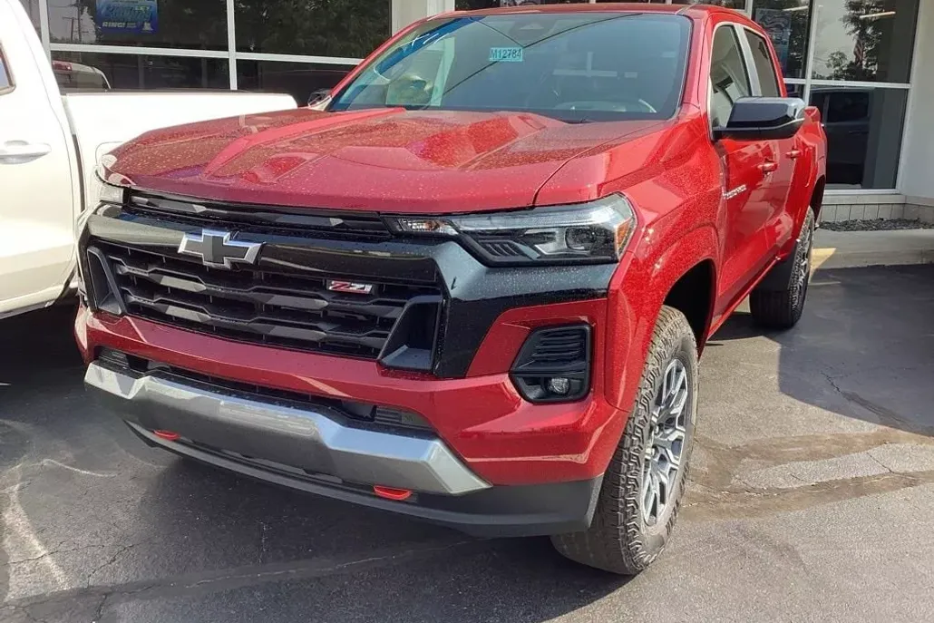 2025 Chevrolet Colorado Z71 photo 1