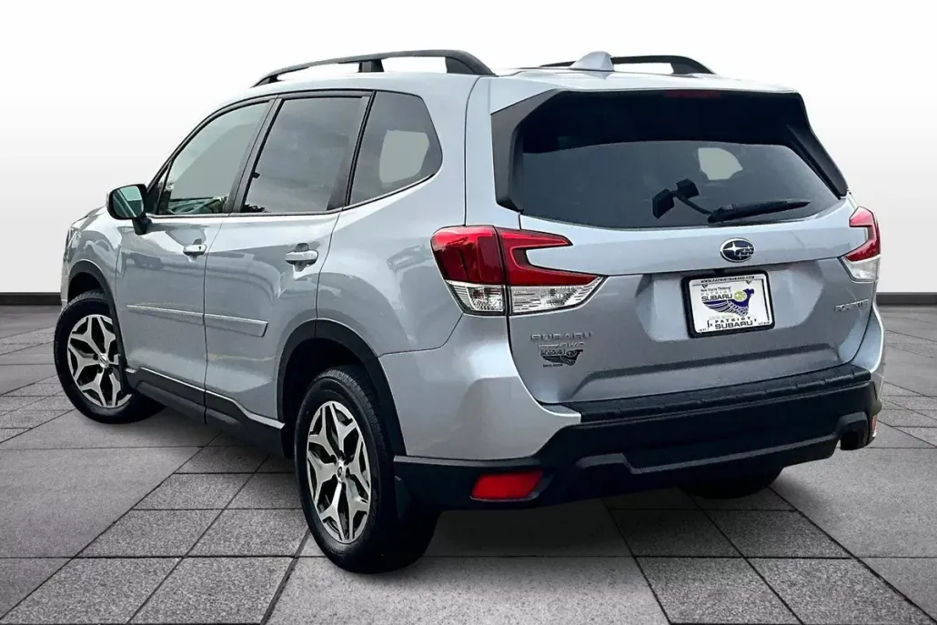 2021 Subaru Forester Premium photo 1