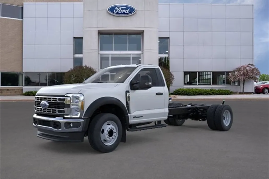 2025 Ford F-600 photo 1