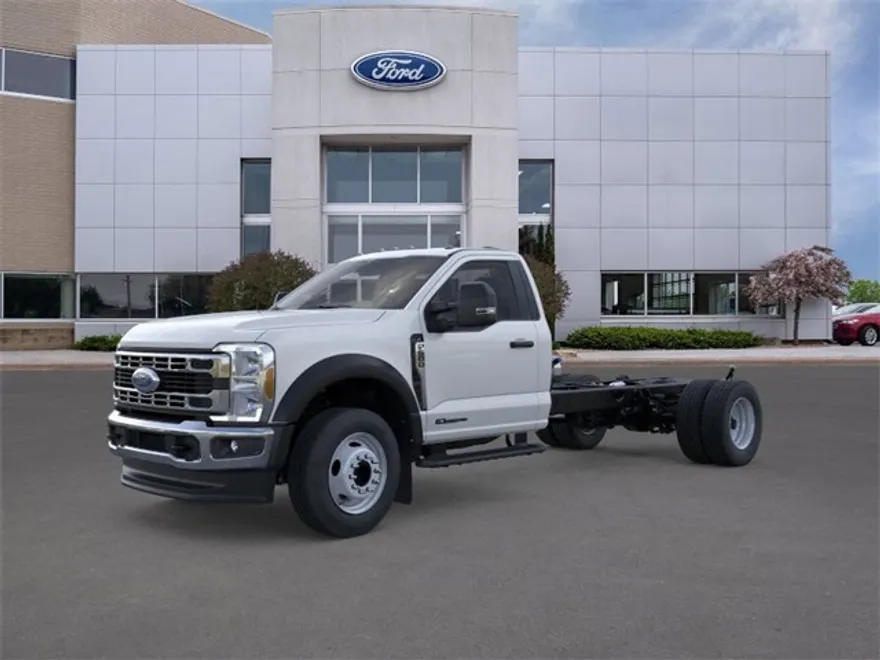 2025 Ford F-600 photo 1