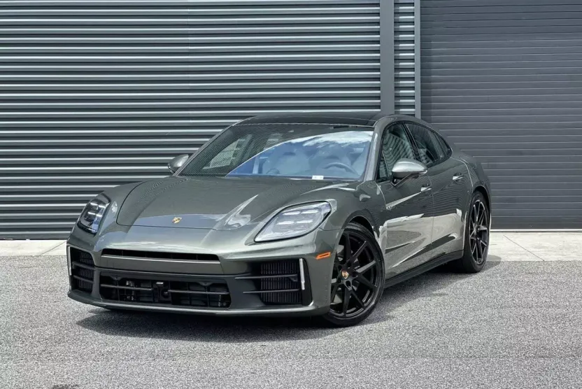 2025 Porsche Panamera E-Hybrid 4 photo 1