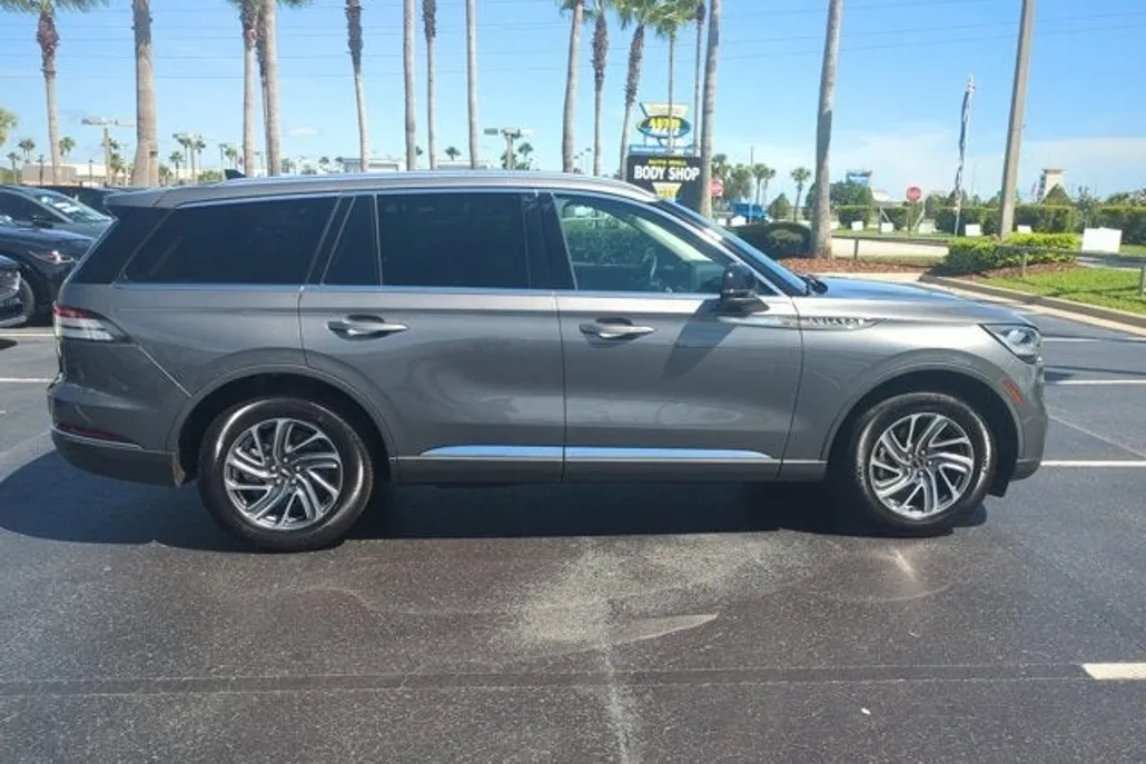 2023 Lincoln Aviator Standard photo 1