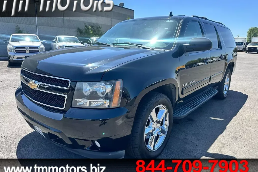 2011 Chevrolet Suburban LT photo 1