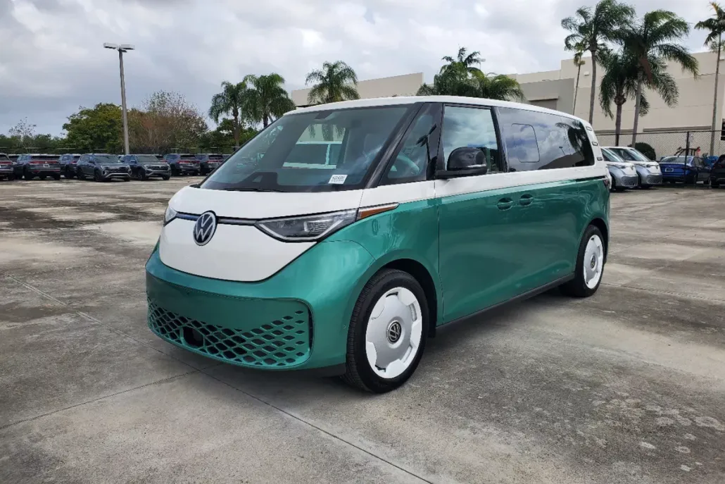2025 Volkswagen ID. Buzz photo 1