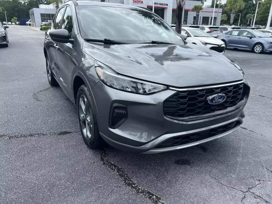 2024 Ford Escape ST-Line photo 1