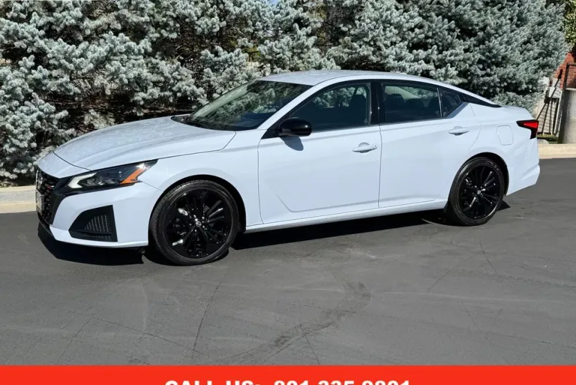 2023 Nissan Altima 2.5 SR photo 1