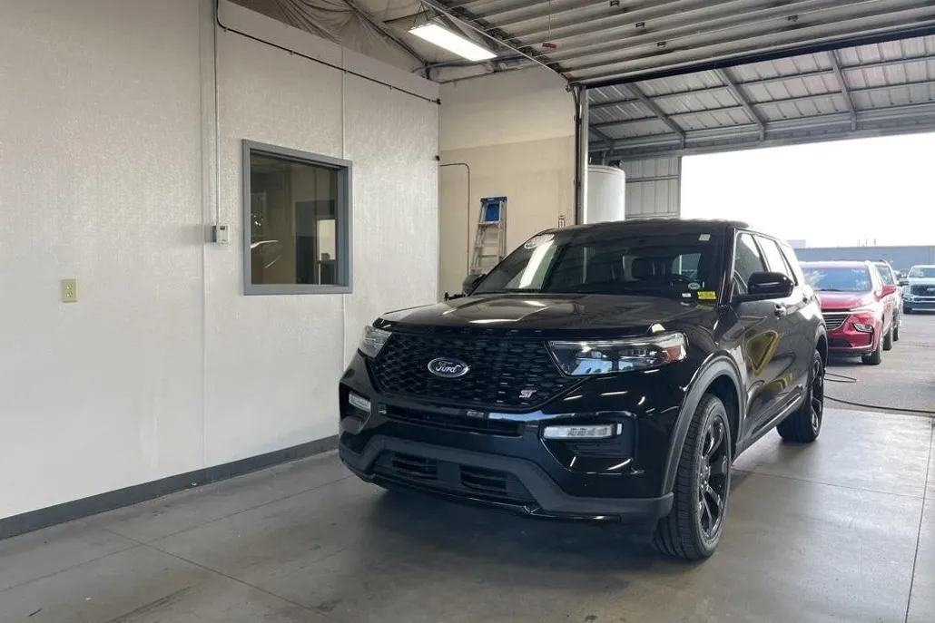 2022 Ford Explorer ST photo 1