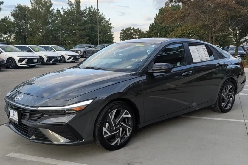 2025 Hyundai Elantra SEL Sport photo 1