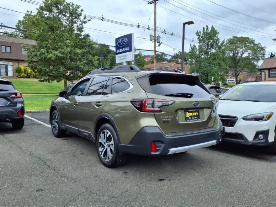 2022 Subaru Outback Limited photo 1