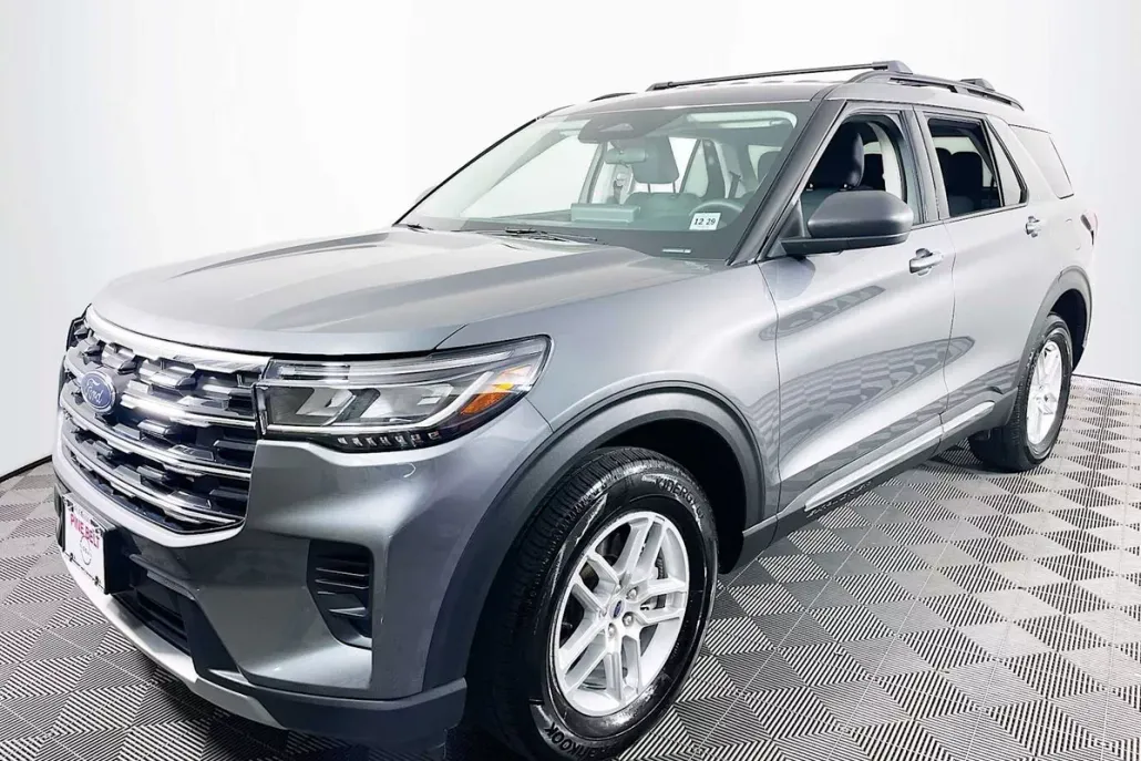 2025 Ford Explorer photo 1