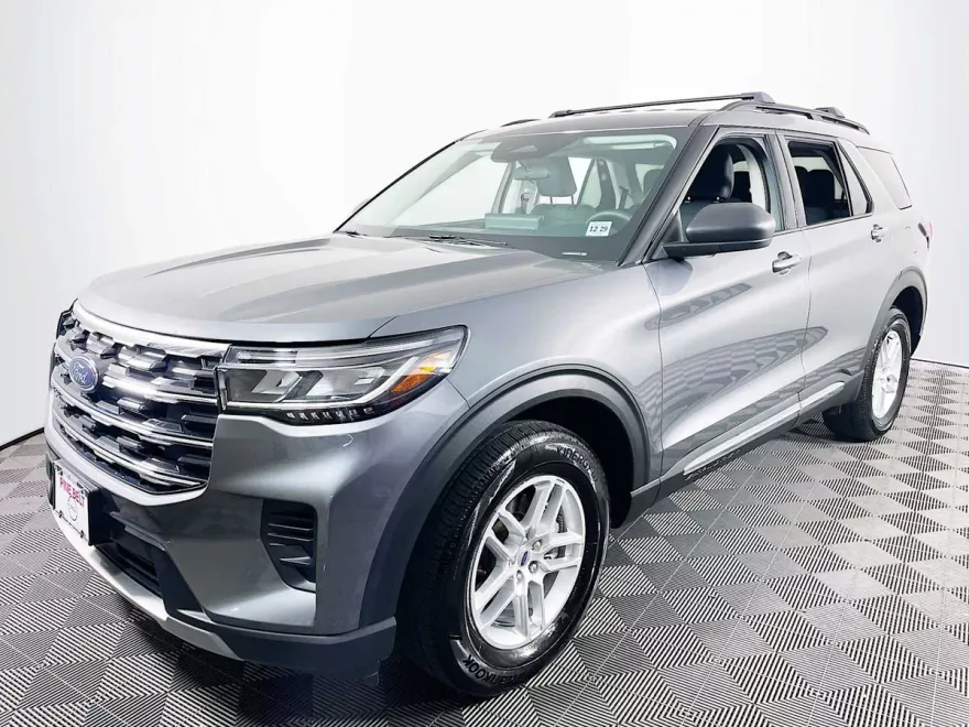 2025 Ford Explorer photo 1