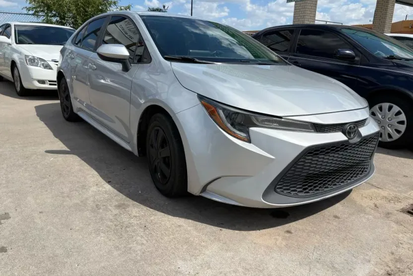 2021 Toyota Corolla LE photo 1