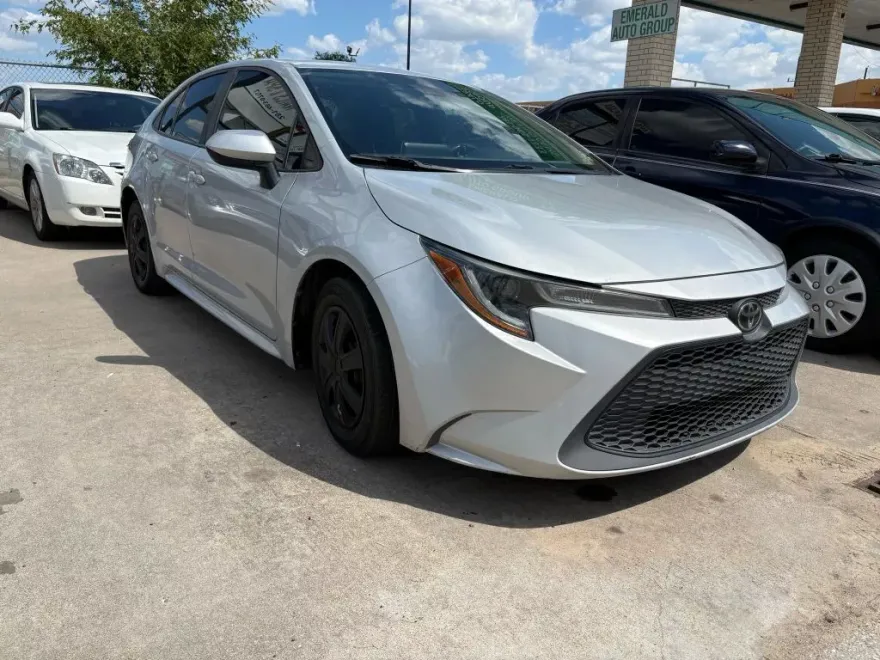2021 Toyota Corolla LE photo 1