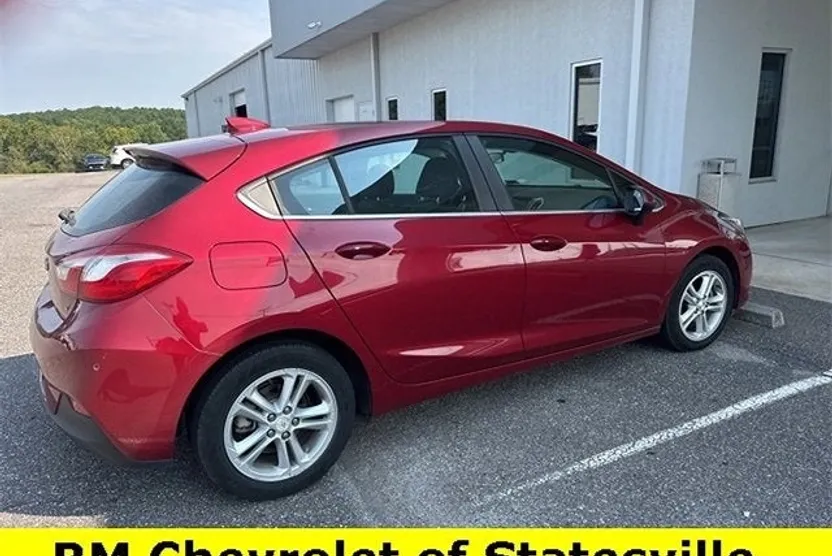 2017 Chevrolet Cruze LT photo 1