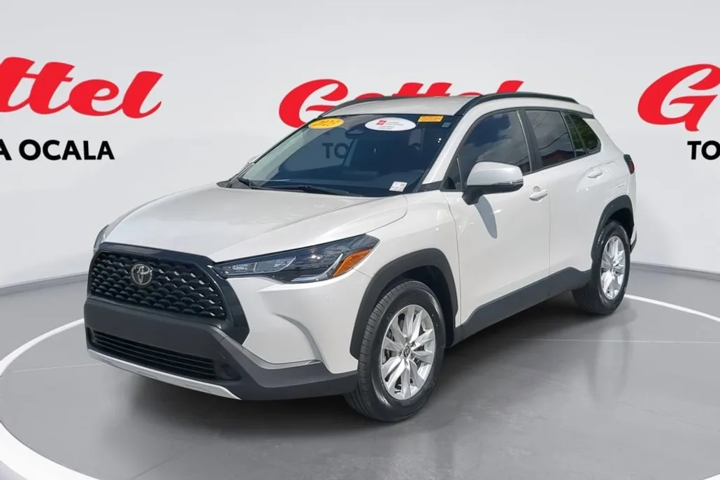 2023 Toyota Corolla Cross LE photo 1