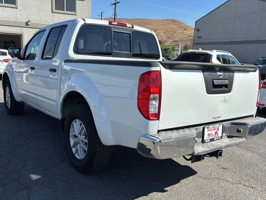 2016 Nissan Frontier Crew Cab SV photo 1