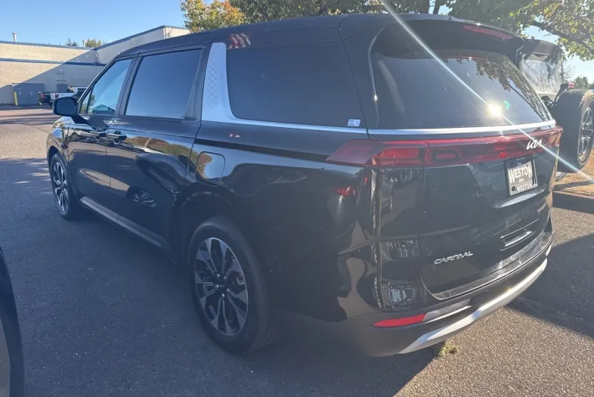 2024 Kia Carnival EX photo 1
