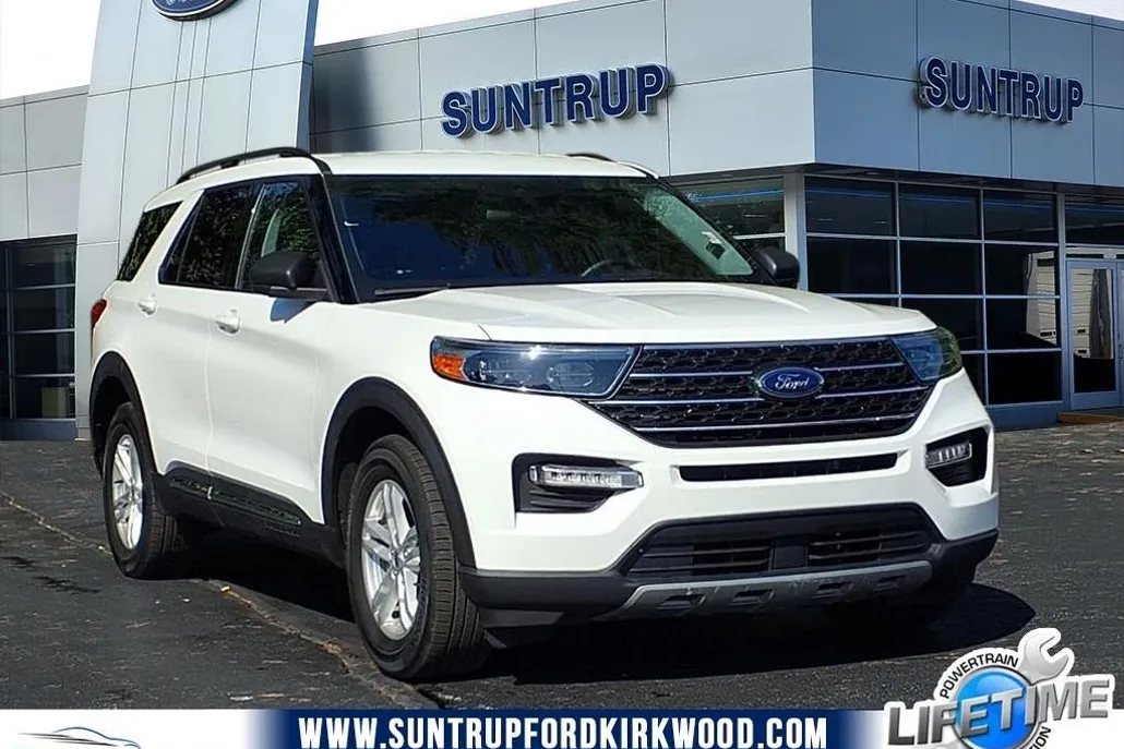 2022 Ford Explorer XLT photo 1