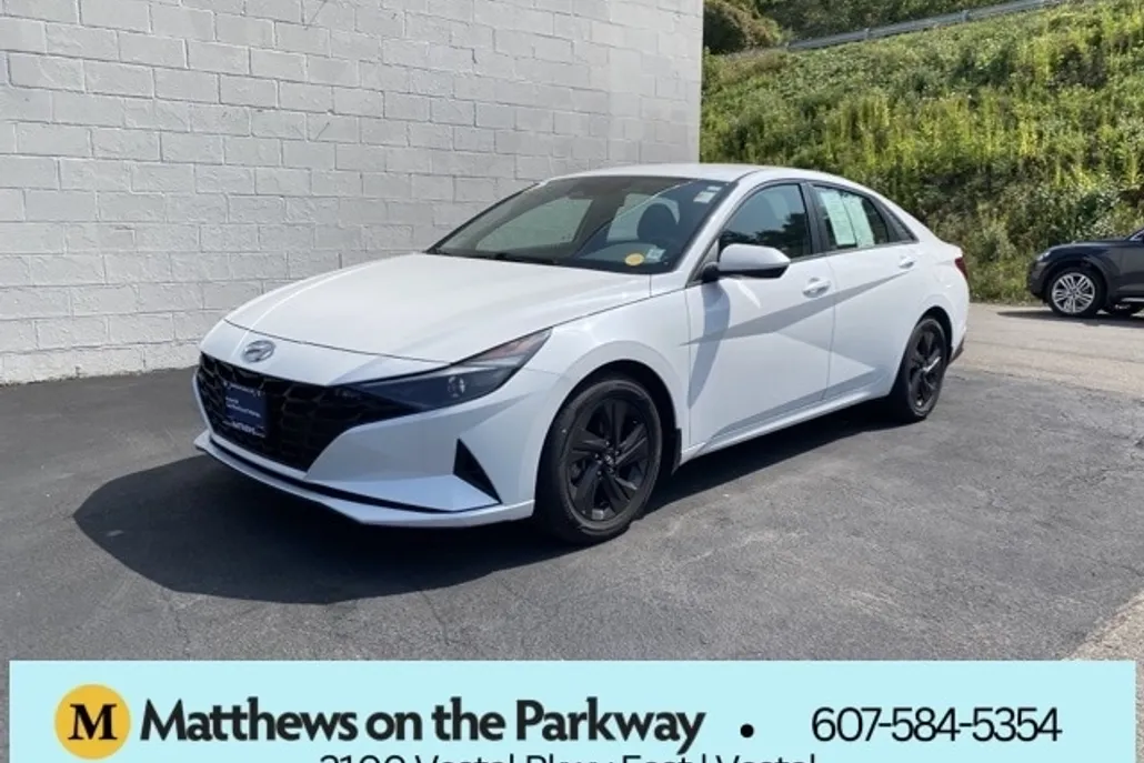 2023 Hyundai Elantra SEL photo 1