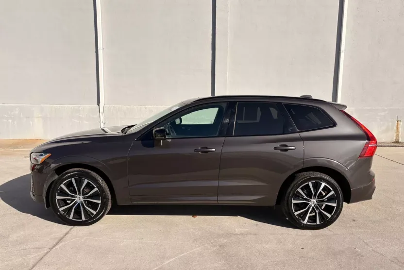 2025 Volvo XC60 Plus photo 1