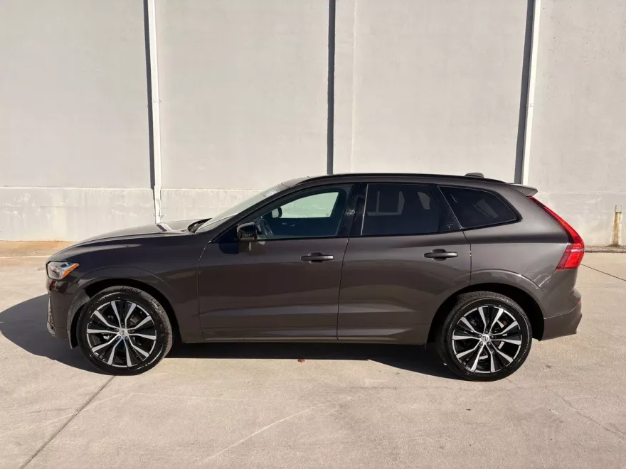 2025 Volvo XC60 Plus photo 1