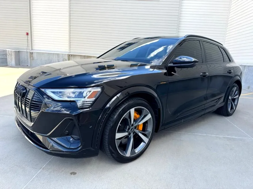 2022 Audi e-tron Premium Plus photo 1