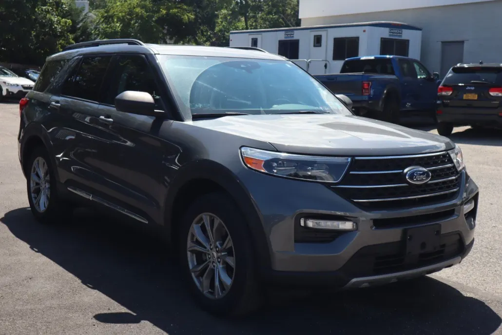 2022 Ford Explorer XLT photo 1
